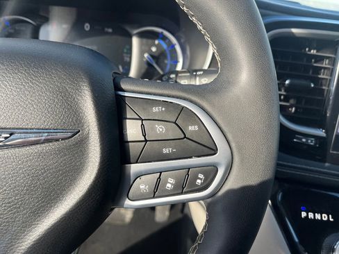 Used 2023 Chrysler Pacifica Touring-L image 20