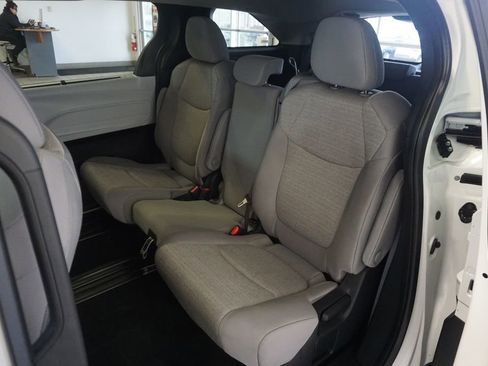 Used 2025 Toyota Sienna LE image 19