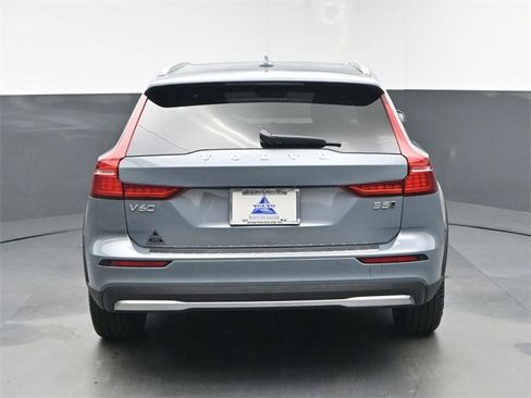 Used 2024 Volvo V60 B5 Cross Country Ultimate image 7