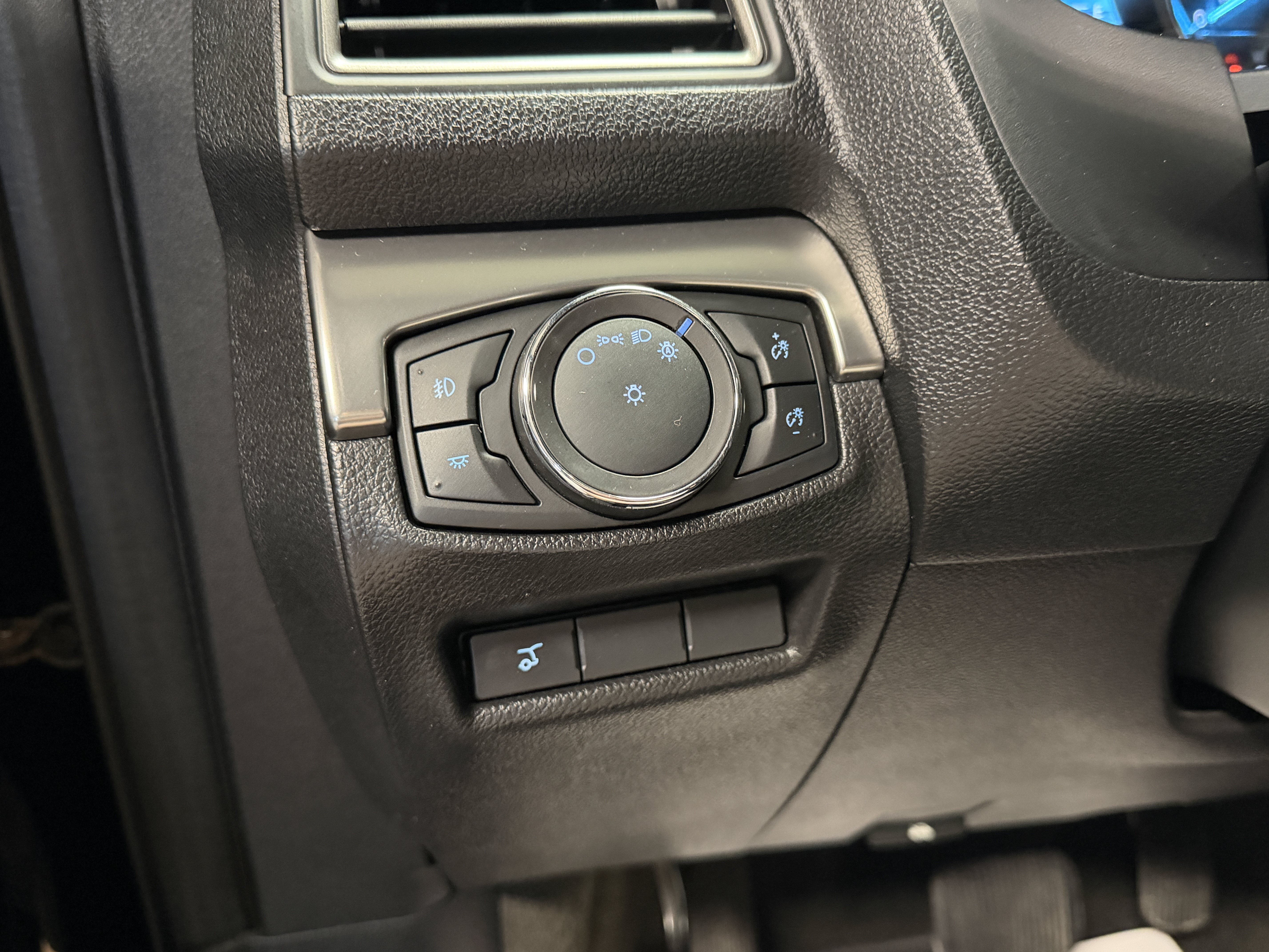 Used 2018 Ford Explorer XLT w/ Equipment Group 201A AWD/4WD image 16