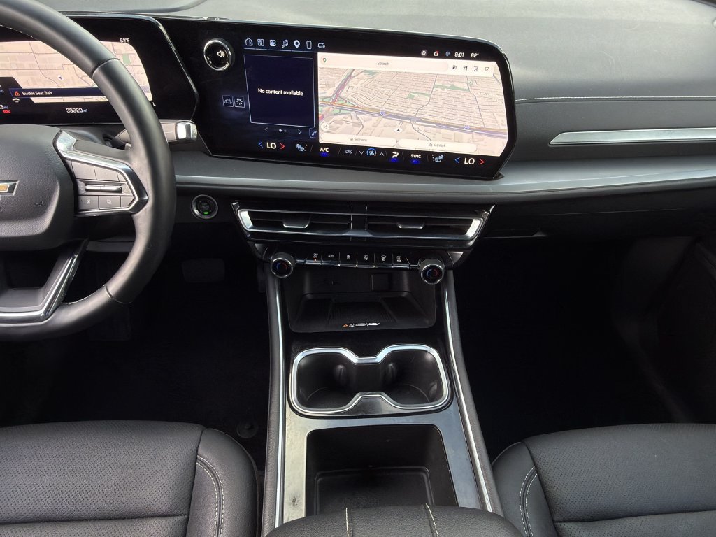 Used 2025 Chevrolet Traverse LT FWD image 16