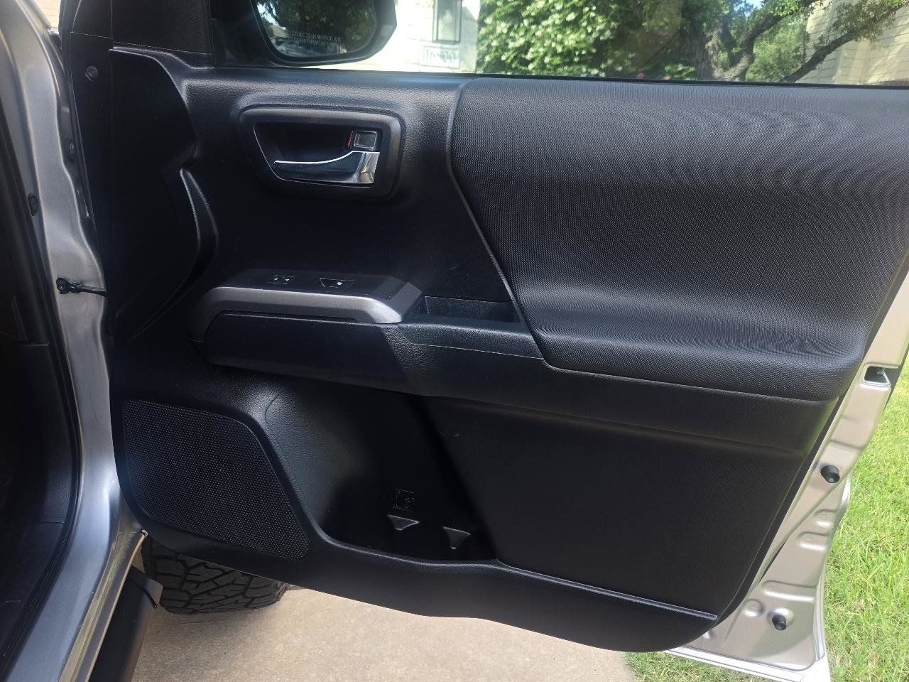 Used 2018 Toyota Tacoma TRD Sport w/ Technology Package RWD image 24