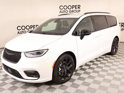Used 2024 Chrysler Pacifica Touring-L w/ Uconnect Theater Family Group FWD image 11