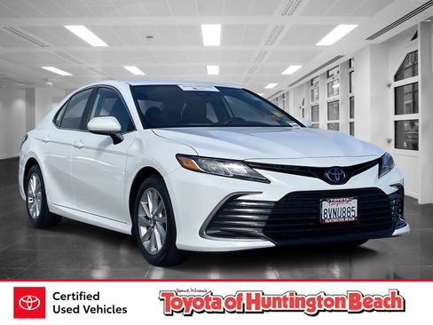 Certified 2021 Toyota Camry LE image 1