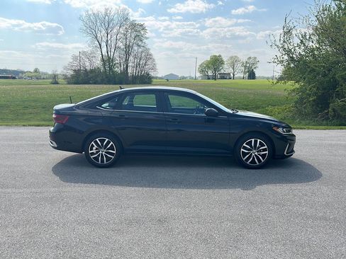 Used 2025 Volkswagen Jetta SE FWD image 7