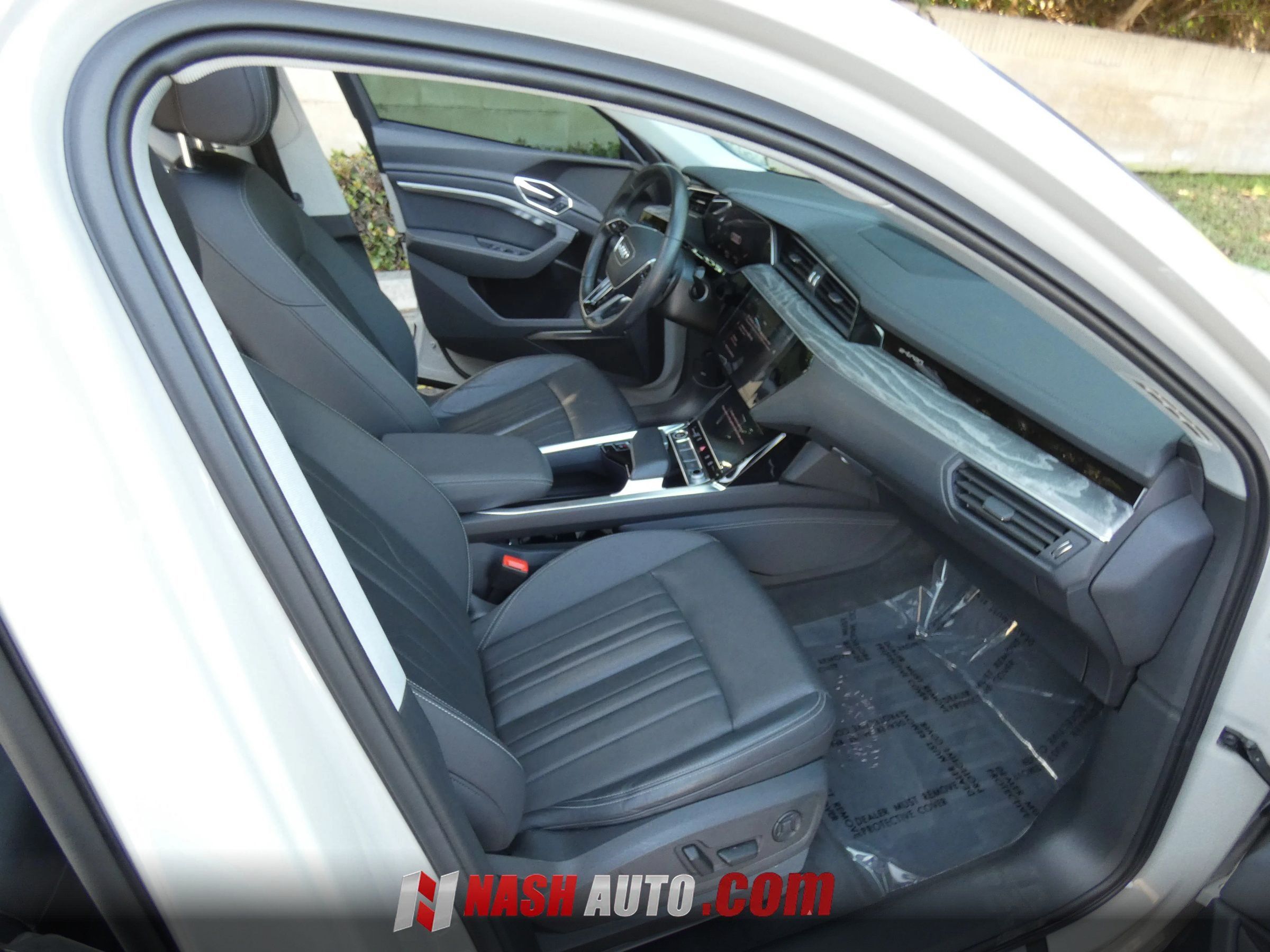 Used 2022 Audi e-tron Premium Plus w/ Premium Plus Package AWD/4WD image 26