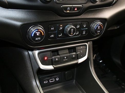 Used 2022 GMC Terrain SLE w/ Driver Convenience Package image 20