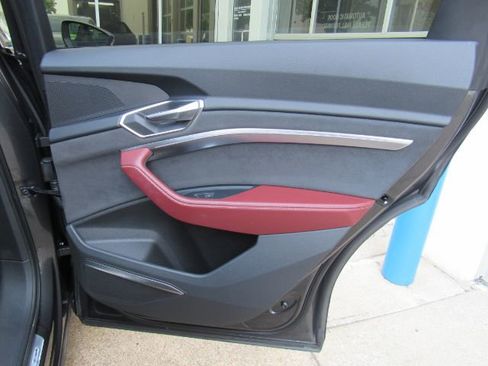 Used 2023 Audi e-tron S Premium Plus w/ Black Optic Package image 25