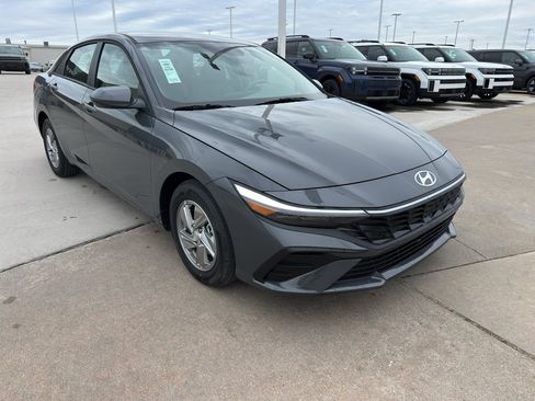 New 2026 Hyundai Elantra SE FWD image 2