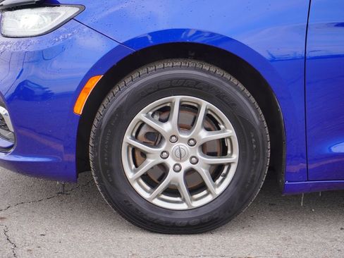 Used 2021 Chrysler Pacifica Touring image 10