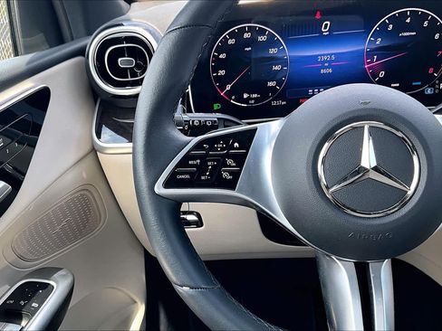 Used 2025 Mercedes-Benz GLC 300 4MATIC image 24