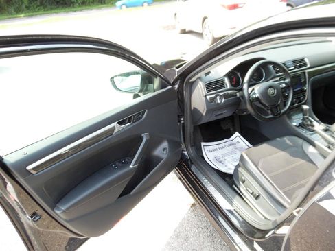 Used 2018 Volkswagen Passat 2.0T SE FWD image 10