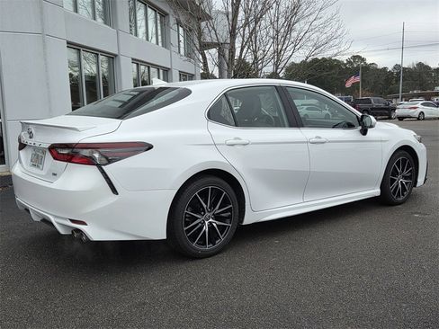 Used 2024 Toyota Camry SE image 3