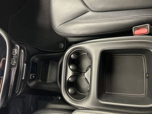 Used 2025 Chrysler Pacifica Select image 14