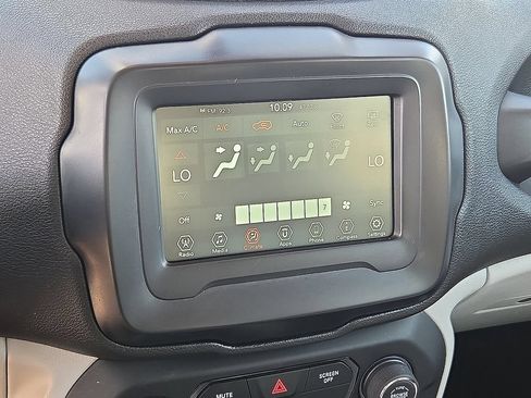Used 2019 Jeep Renegade Latitude FWD image 19