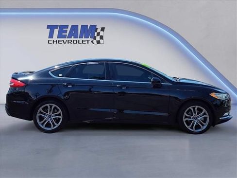 Used 2017 Ford Fusion SE w/ Equipment Group 201A FWD image 4