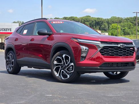 Used 2025 Chevrolet Trax RS w/ Sunroof Package FWD image 1