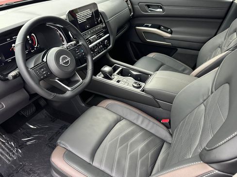 New 2025 Nissan Pathfinder Platinum w/ Black Appearance Package image 10