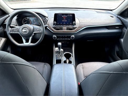 Used 2024 Nissan Altima 2.5 SV FWD image 4