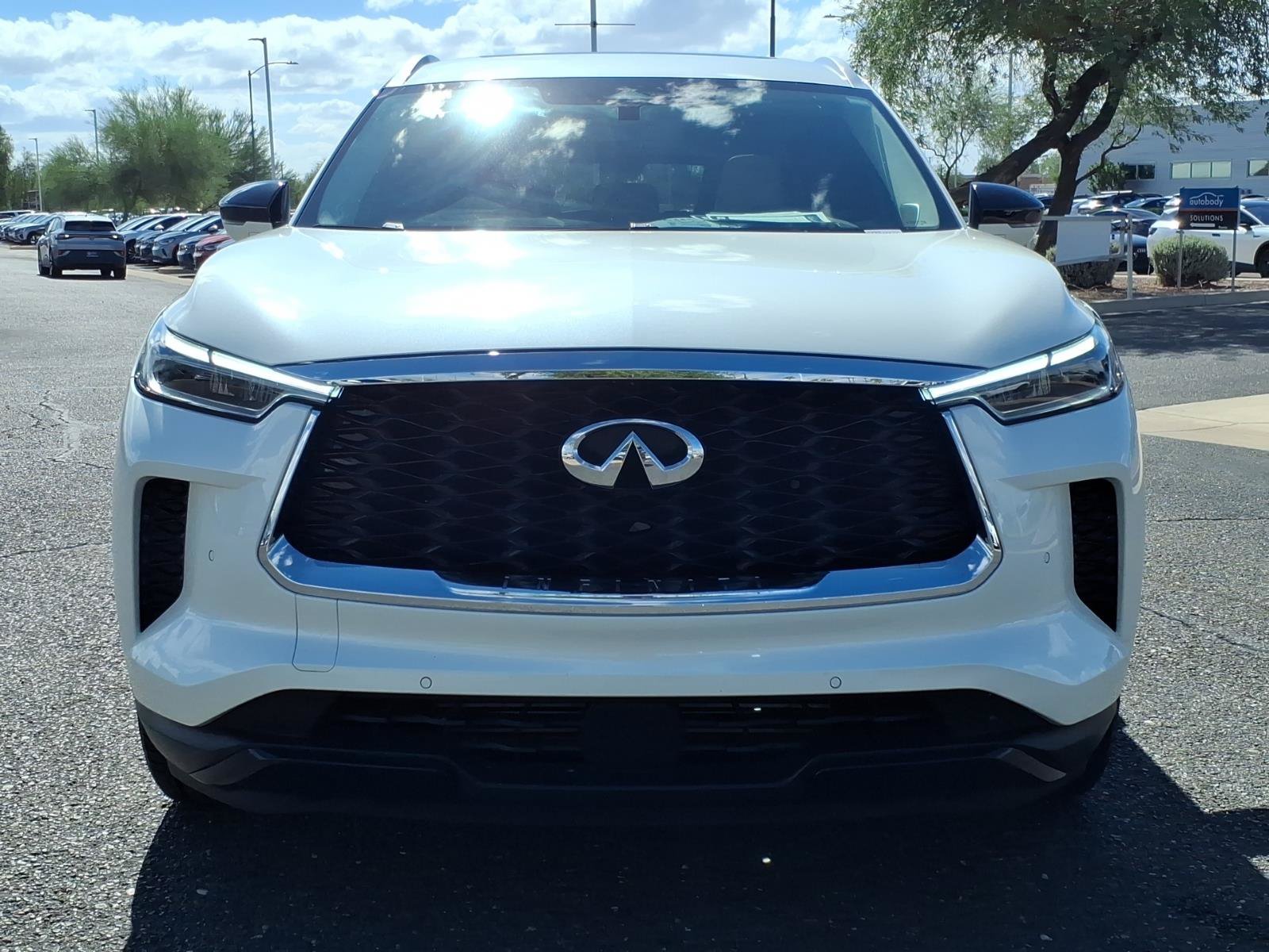 Used 2025 INFINITI QX60 Luxe w/ Vision Package FWD image 2