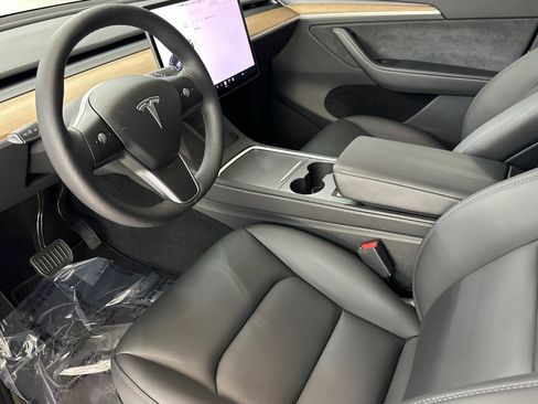 Used 2024 Tesla Model Y Long Range AWD/4WD image 4