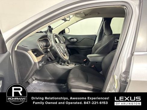 Used 2016 Jeep Cherokee Latitude w/ Cold Weather Group AWD/4WD image 5