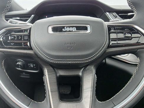 Used 2025 Jeep Grand Cherokee Overland AWD/4WD image 24