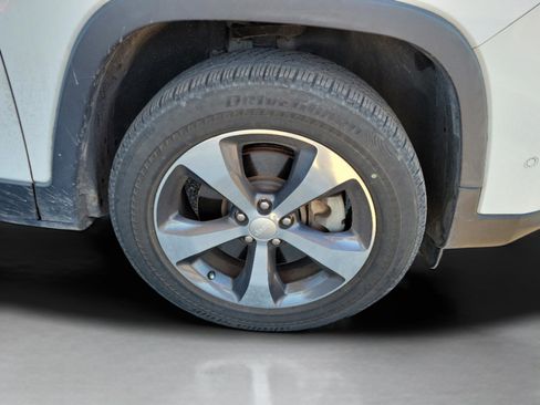 Used 2019 Jeep Cherokee Limited w/ Luxury Group image 27