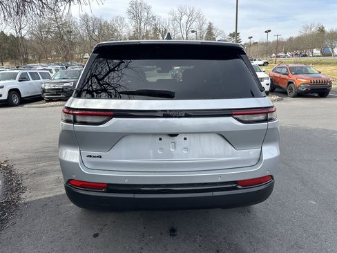 New 2025 Jeep Grand Cherokee Altitude image 4