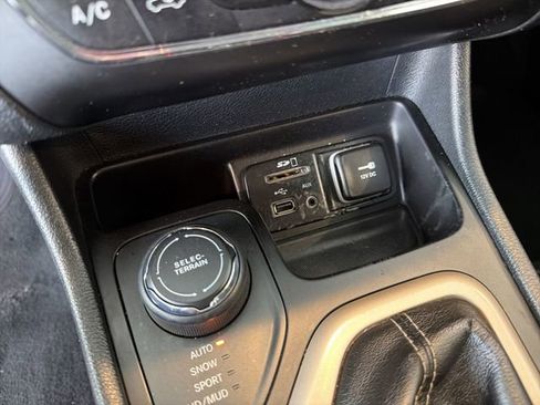 Used 2016 Jeep Cherokee Latitude w/ Cold Weather Group image 25