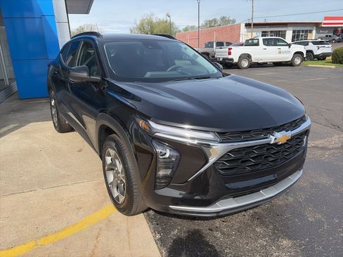 Used 2025 Chevrolet Trax LT FWD image 5