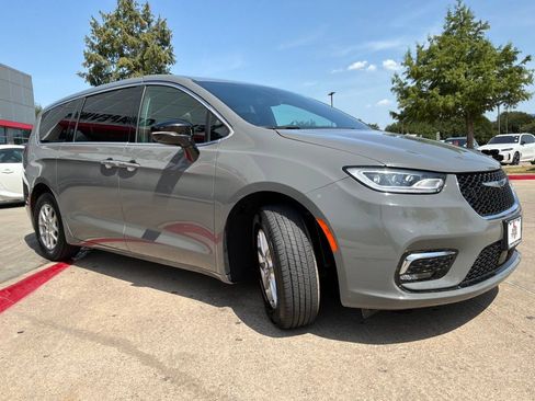 Used 2025 Chrysler Pacifica Select FWD image 4