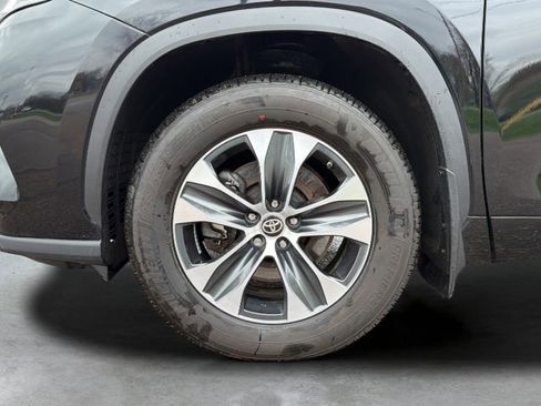 Used 2024 Toyota Highlander XLE AWD/4WD image 47