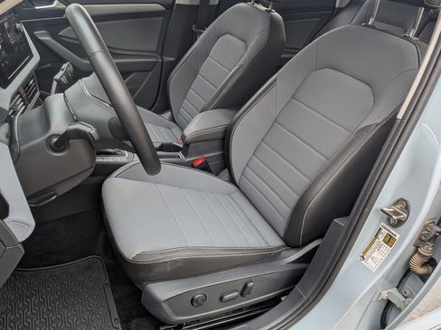 Used 2025 Volkswagen Jetta SE w/ Sunroof Package image 16