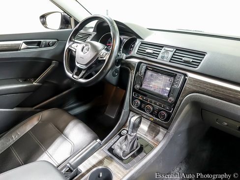 Used 2017 Volkswagen Passat 1.8T SE image 25