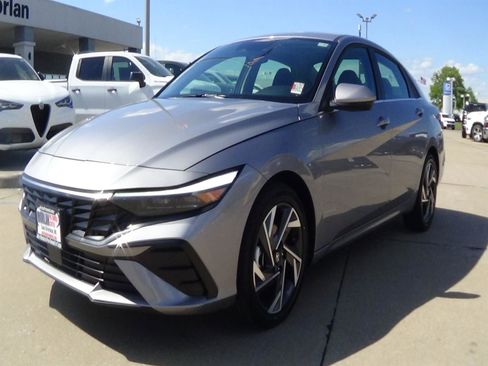 Used 2025 Hyundai Elantra SEL FWD image 2