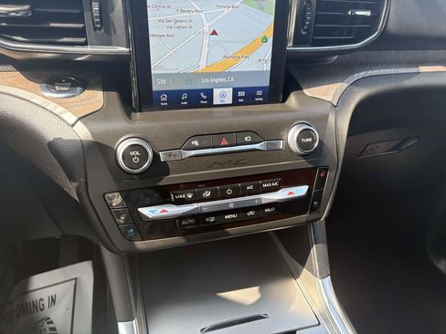 Used 2020 Ford Explorer Platinum w/ Premium Technology Package image 31