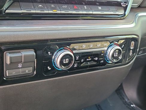 Used 2025 GMC Sierra 1500 SLT image 32