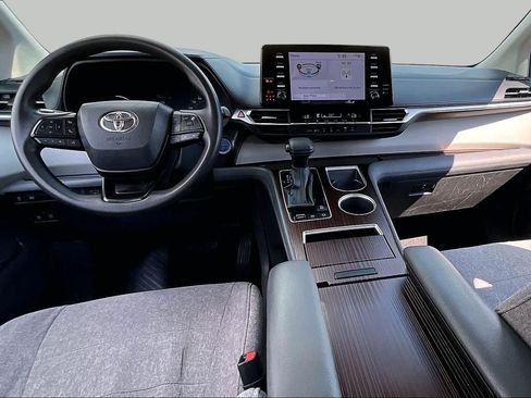 Used 2024 Toyota Sienna LE FWD image 16