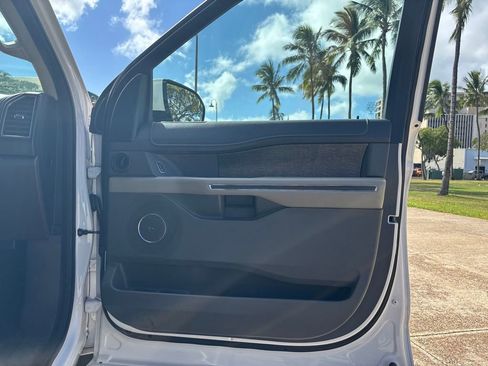 Used 2018 Ford Expedition Limited w/ Equipment Group 301A AWD/4WD image 17