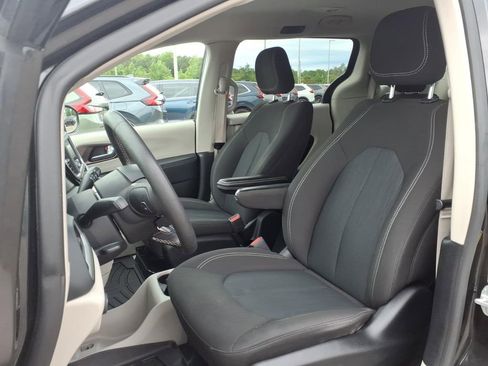 Used 2023 Chrysler Voyager LX FWD image 4