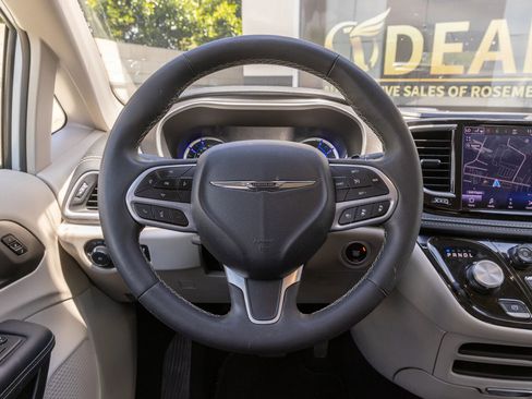Used 2024 Chrysler Pacifica Limited FWD image 29