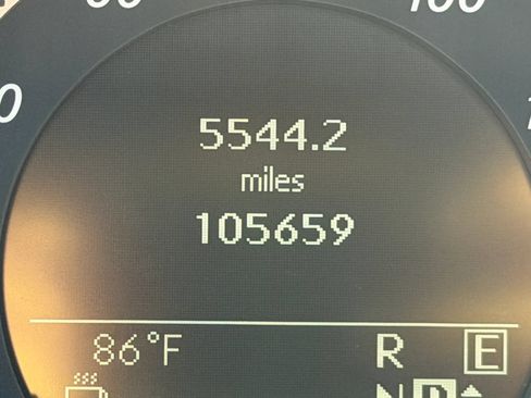 Used 2011 Mercedes-Benz E 550 4MATIC Sedan image 23