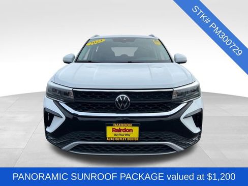 Used 2023 Volkswagen Taos SE w/ Panoramic Sunroof Package image 2