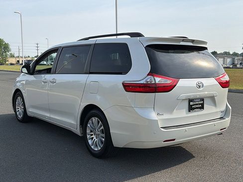 Used 2017 Toyota Sienna XLE w/ XLE Navigation Package FWD image 4