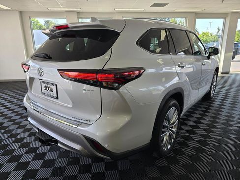 New 2026 Toyota Highlander Platinum AWD/4WD image 3