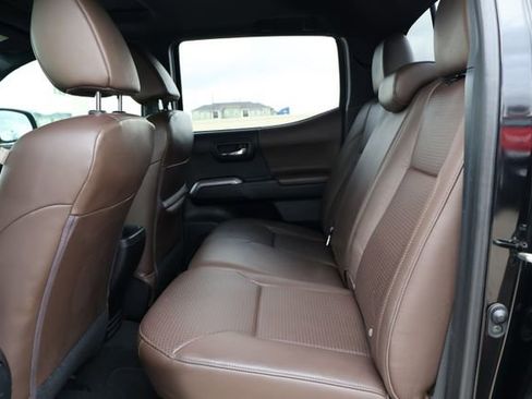 Used 2016 Toyota Tacoma Limited w/ Towing Package image 9