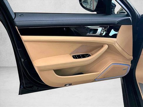 Used 2021 Porsche Panamera image 18