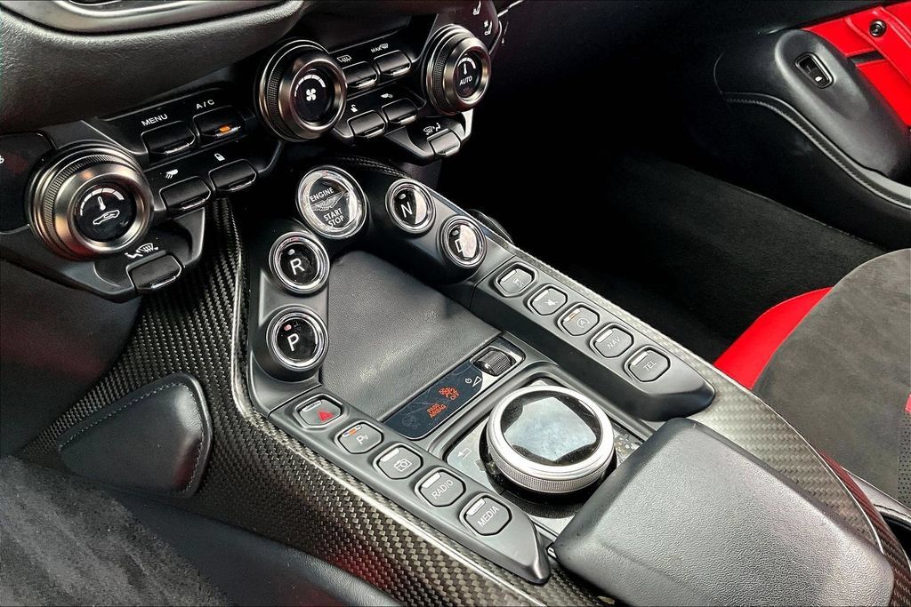 Used 2022 Aston Martin V8 Vantage Coupe RWD image 18