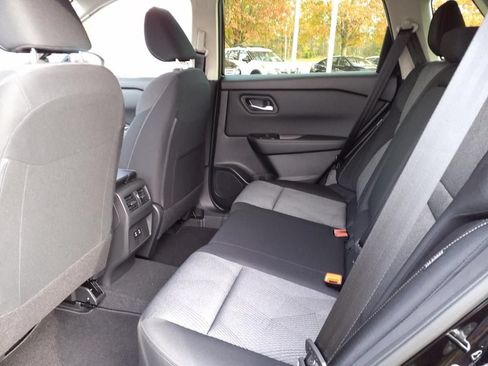 Certified 2025 Nissan Rogue SV FWD image 8